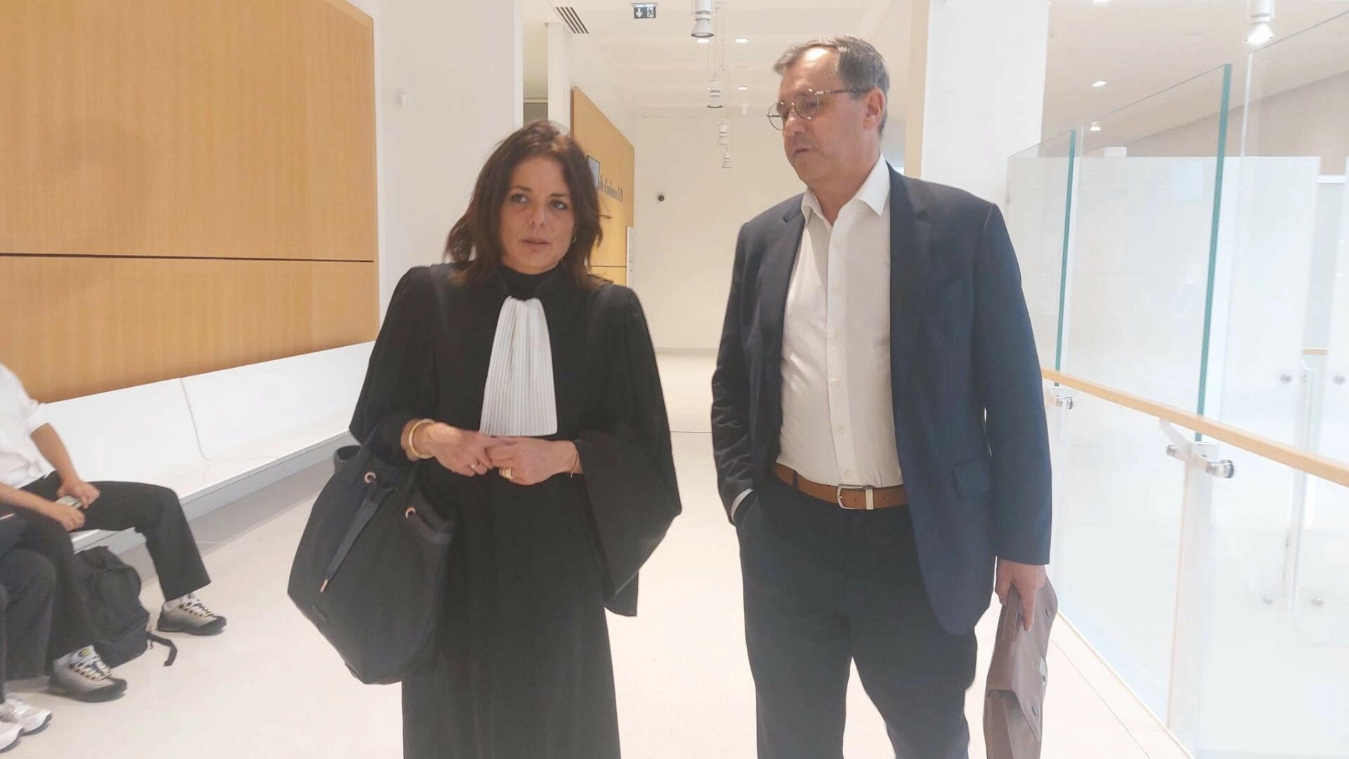 Me Hélène Lecat et Hermano Sanches Ruivo, ex-adjoint en charge de l'Europe à la mairie de de Paris. Ce dernier était jugé pour prise illégale d'intérêt et abus de confiance au tribunal judiciaire de Paris.